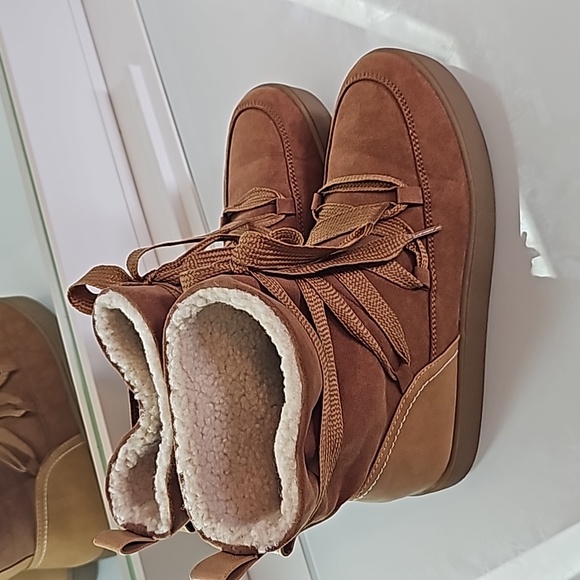 Winter Boots - Picture 2 of 4